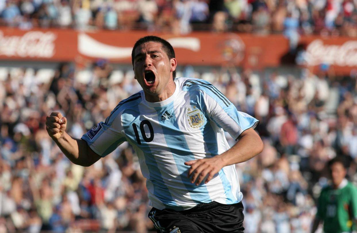 阿根廷中场传球创造良机,帮助球队反扳比分 阿根廷中场传球创造良机,帮助球队反扳比分