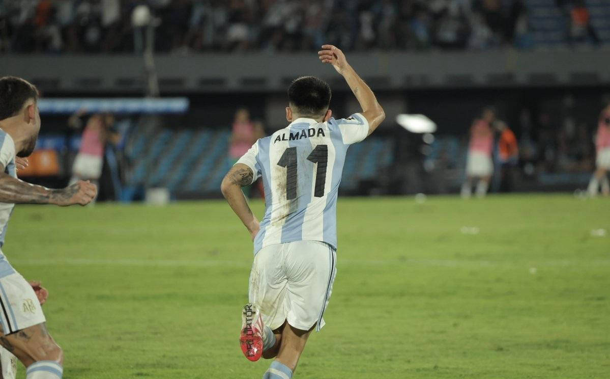 阿根廷中场传球创造良机,帮助球队反扳比分 阿根廷中场传球创造良机,帮助球队反扳比分