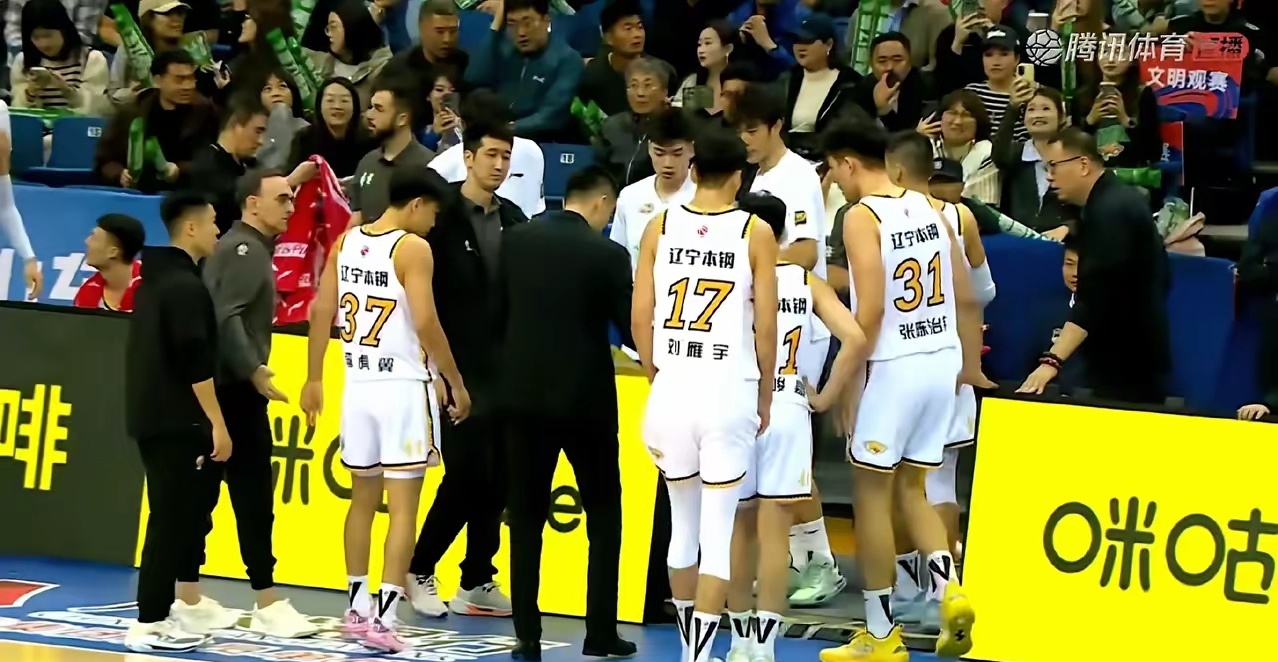 青岛队士气高昂,斗志昂扬拔得头筹 青岛队士气高昂,斗志昂扬拔得头筹