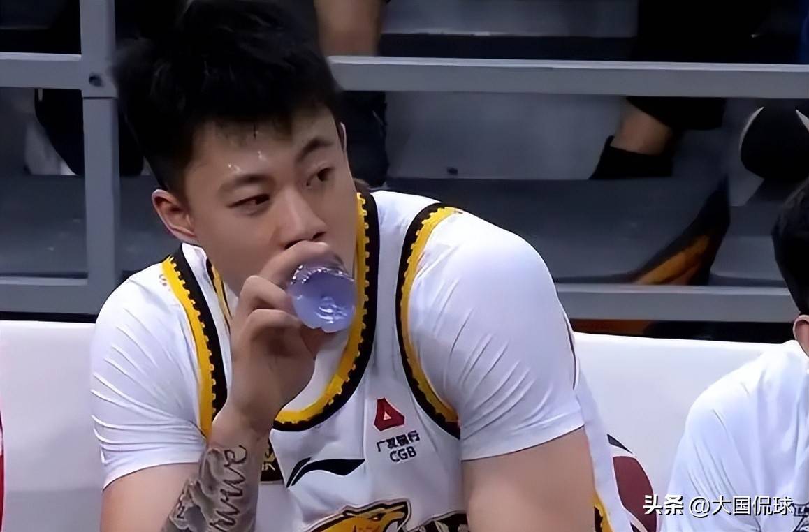 青岛队士气高昂,斗志昂扬拔得头筹 青岛队士气高昂,斗志昂扬拔得头筹