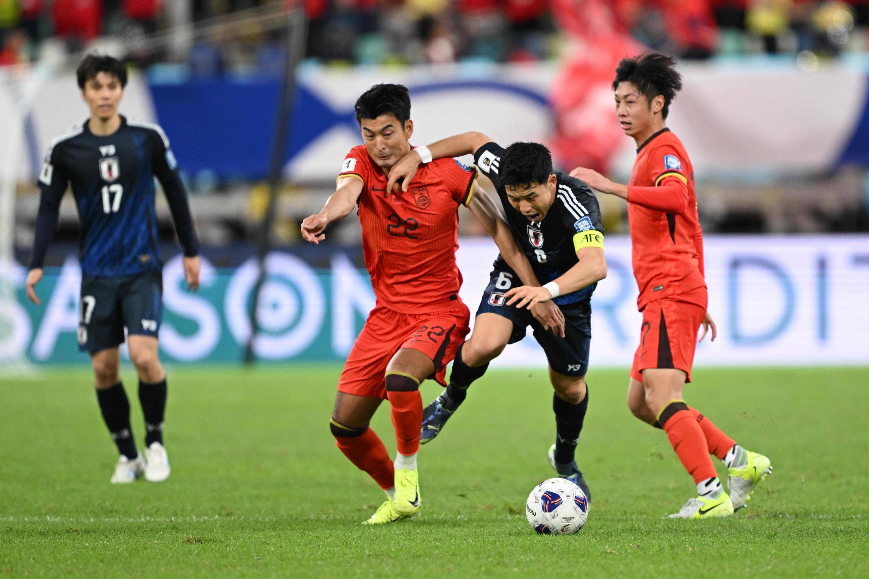 足球比赛中球员夺得最佳射手,赢得掌声 足球比赛中球员夺得最佳射手,赢得掌声