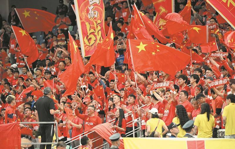 足球比赛中球员夺得最佳射手,赢得掌声 足球比赛中球员夺得最佳射手,赢得掌声