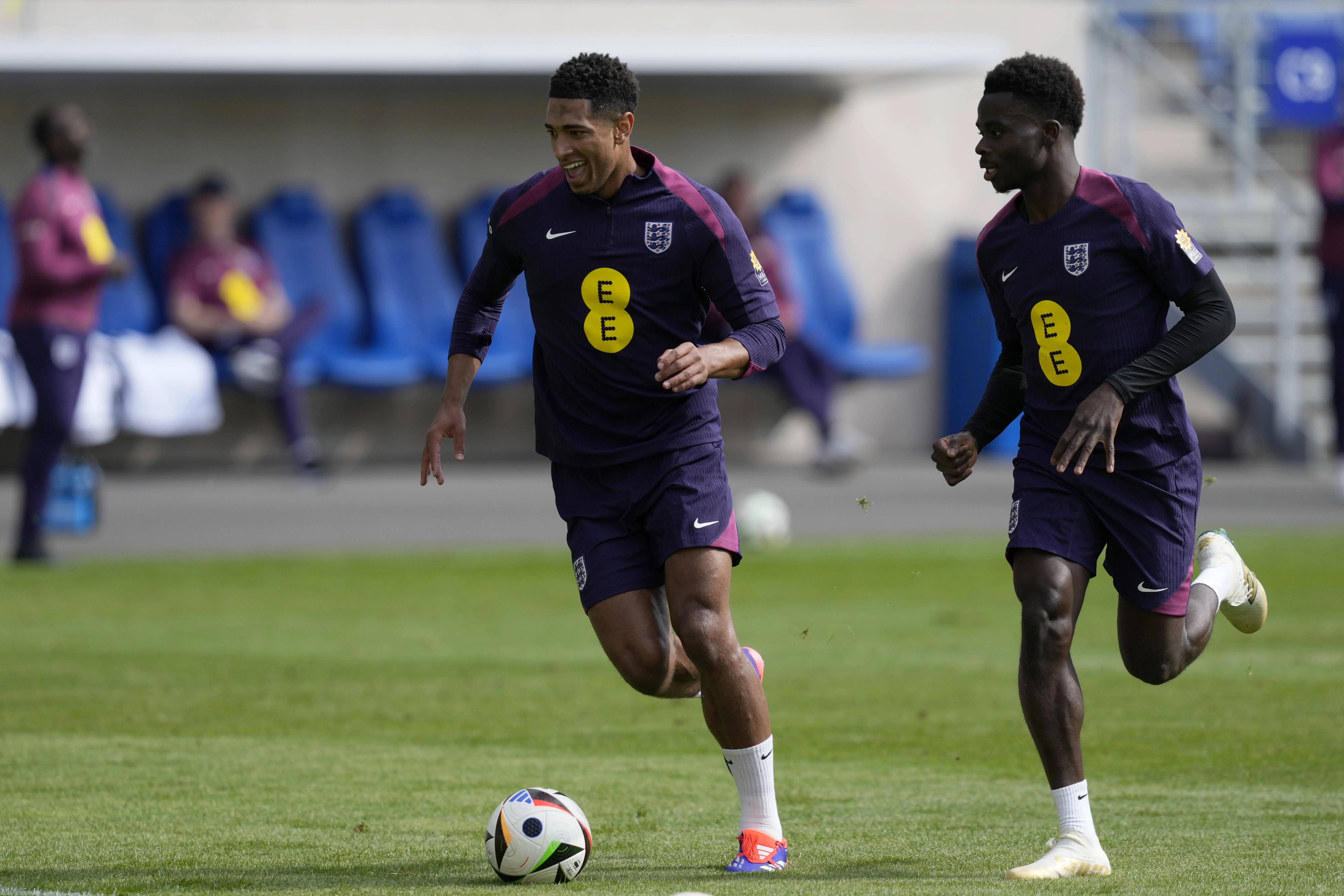 荷兰与英格兰碰撞,争夺足球殊荣 荷兰与英格兰碰撞,争夺足球殊荣