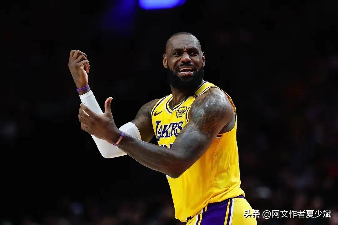 霍华德因伤退出季后赛,湖人内线受到打击 霍华德因伤退出季后赛,湖人内线受到打击