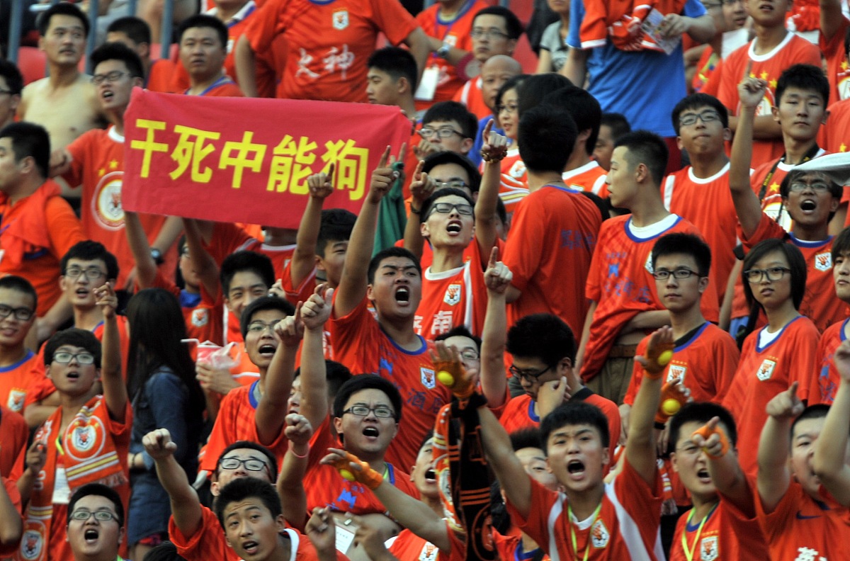 球场赛事热血燃烧，国脚勇夺头筹