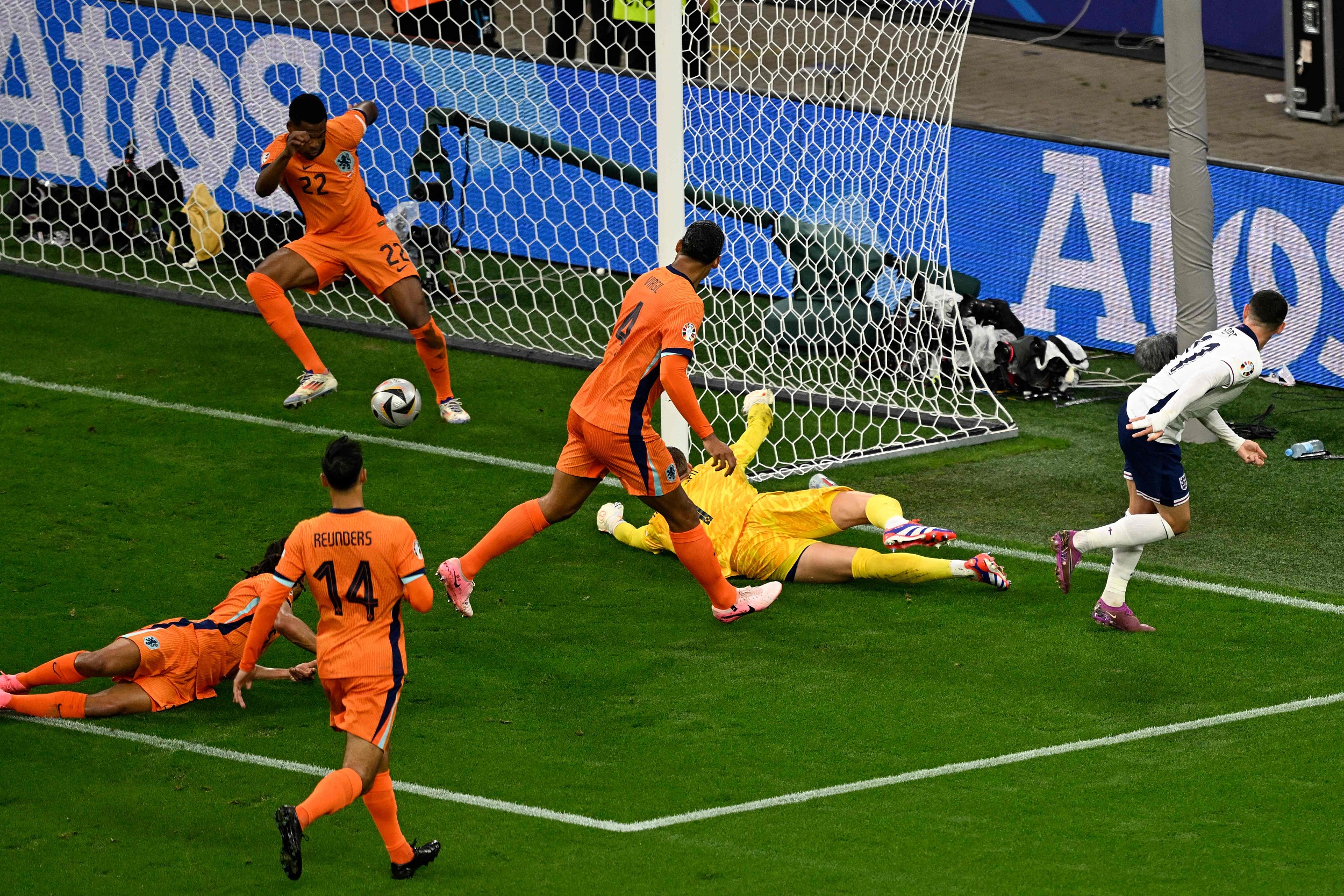 荷兰体育选手在足球比赛中获得胜利 荷兰体育选手在足球比赛中获得胜利