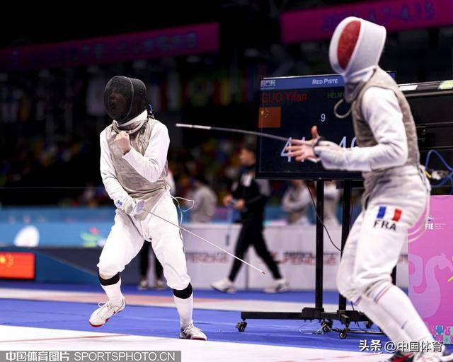 击剑比赛中法国选手防守强劲 击剑比赛中法国选手防守强劲