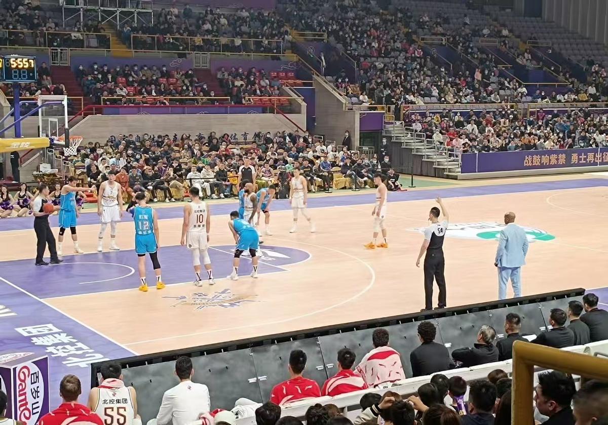 人队员发挥出色，以大比分战胜对手