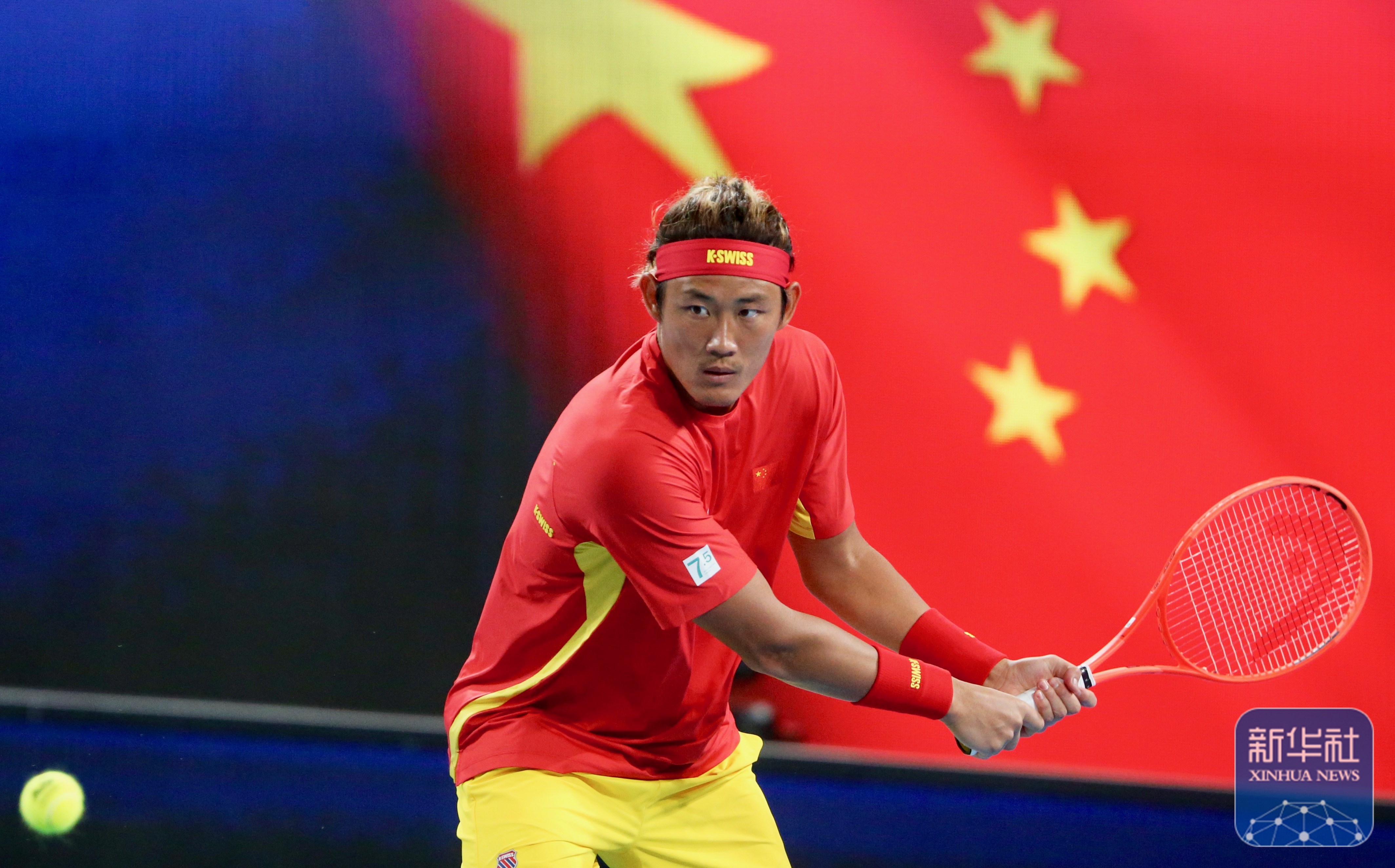 人队员发挥出色，以大比分战胜对手