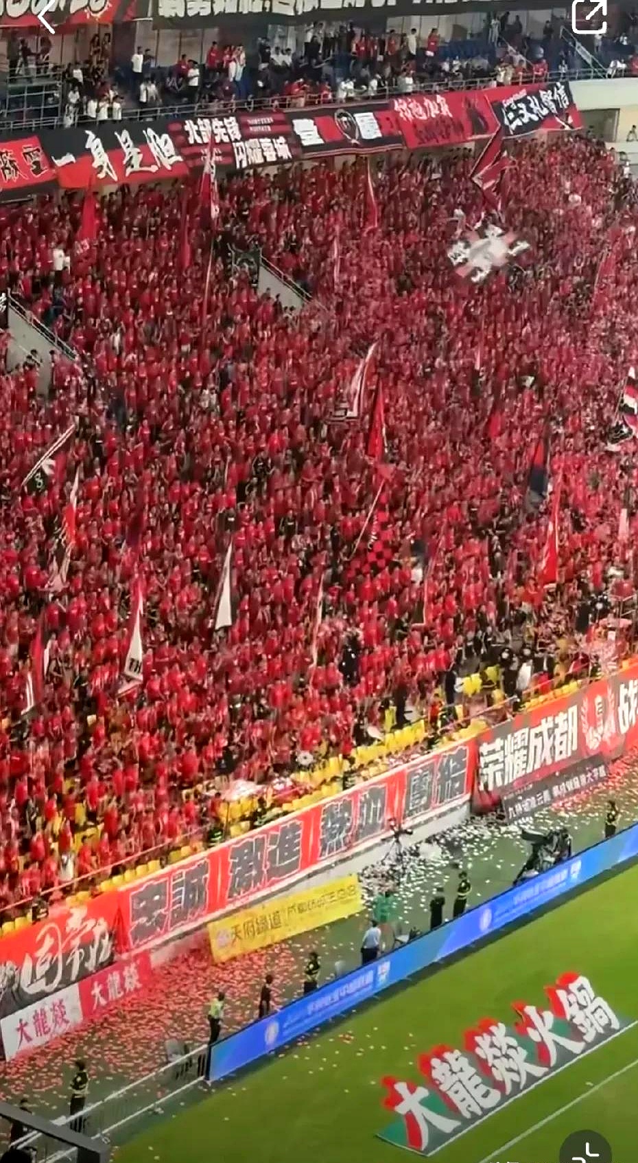 足球盛事吸引众多球迷尽情欢呼 足球盛事吸引众多球迷尽情欢呼