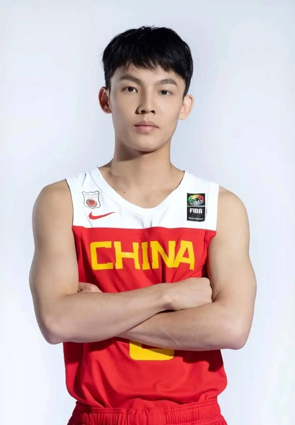 重庆男篮队员豪取比赛胜利，表现稳健