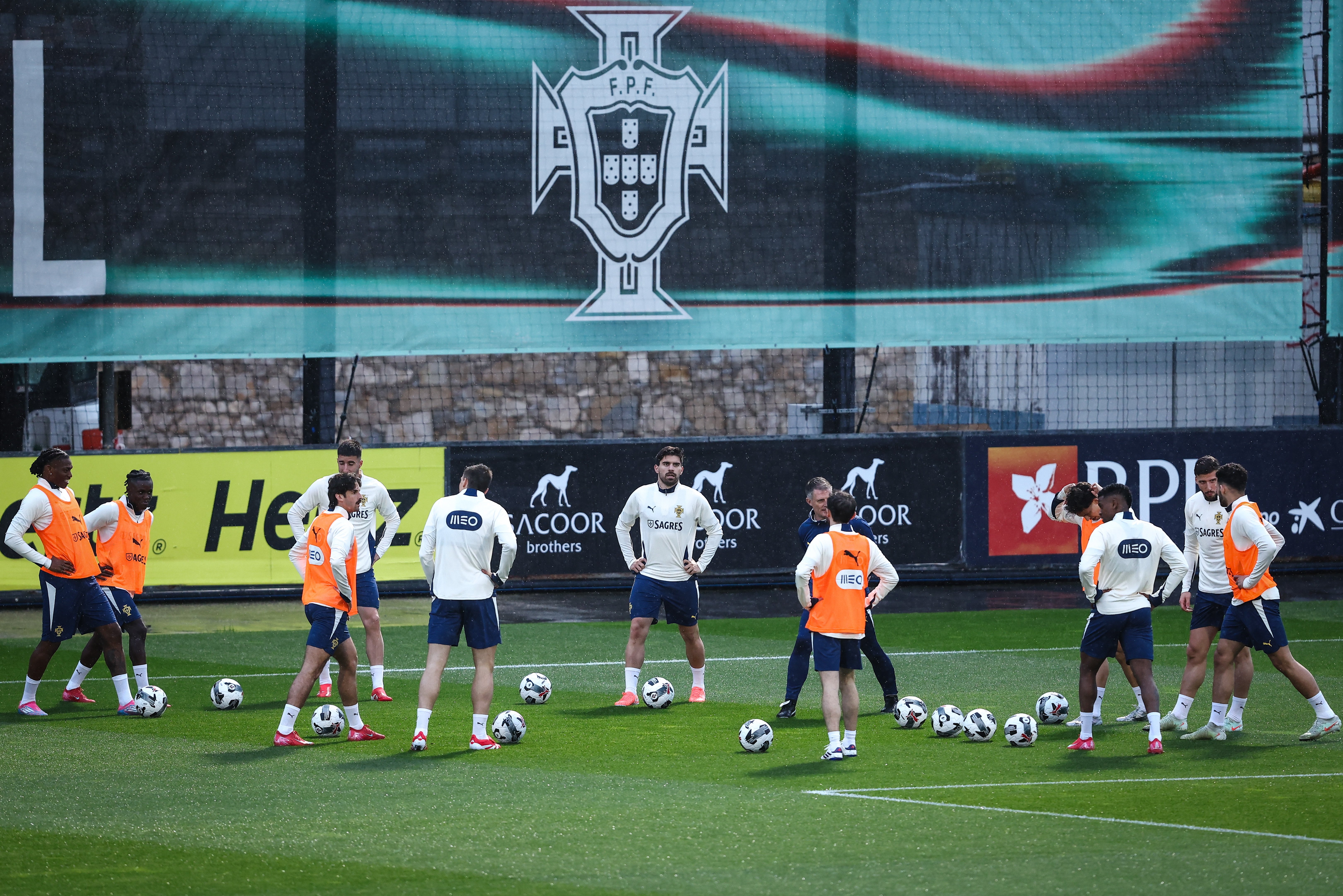 包含葡萄牙U青年队全队到位,备战洲际比赛的词条 包含葡萄牙U青年队全队到位,备战洲际比赛的词条