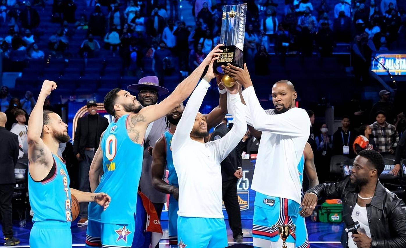 NBA全明星周末抢眼表现,球迷狂欢气氛高涨 NBA全明星周末抢眼表现,球迷狂欢气氛高涨