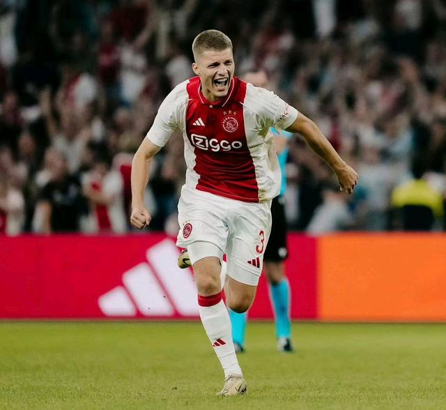 阿贾克斯取得惊险胜利,成功晋级下一轮 阿贾克斯取得惊险胜利,成功晋级下一轮