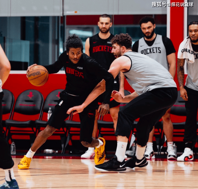 火箭再度胜出,球队整体发挥十分出色 火箭再度胜出,球队整体发挥十分出色