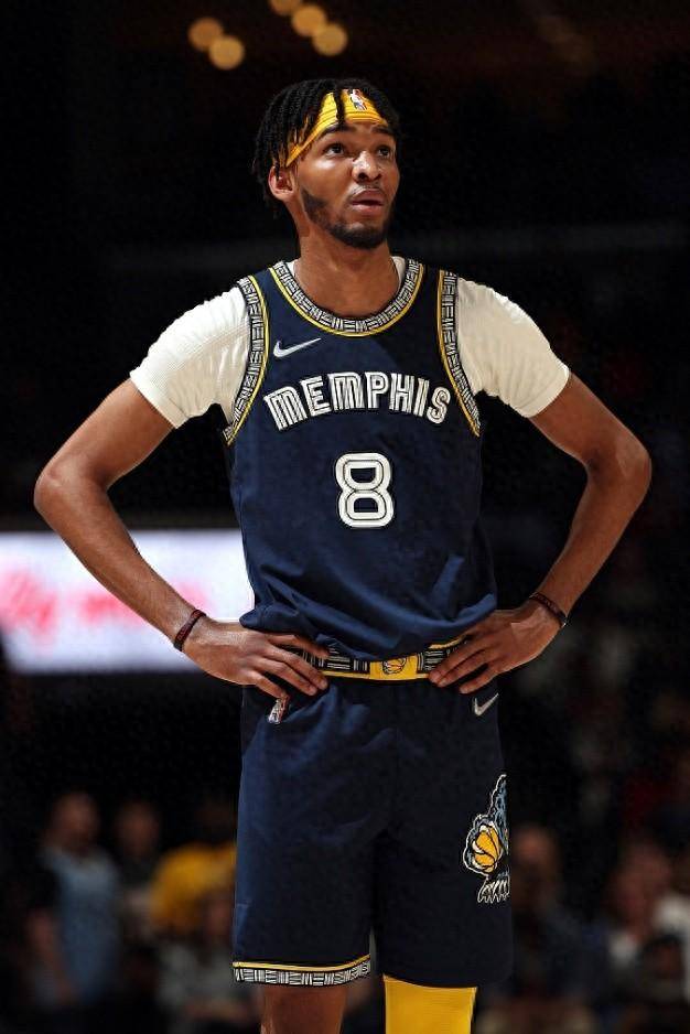 灰熊队前锋因伤休战至下赛季 灰熊队前锋因伤休战至下赛季