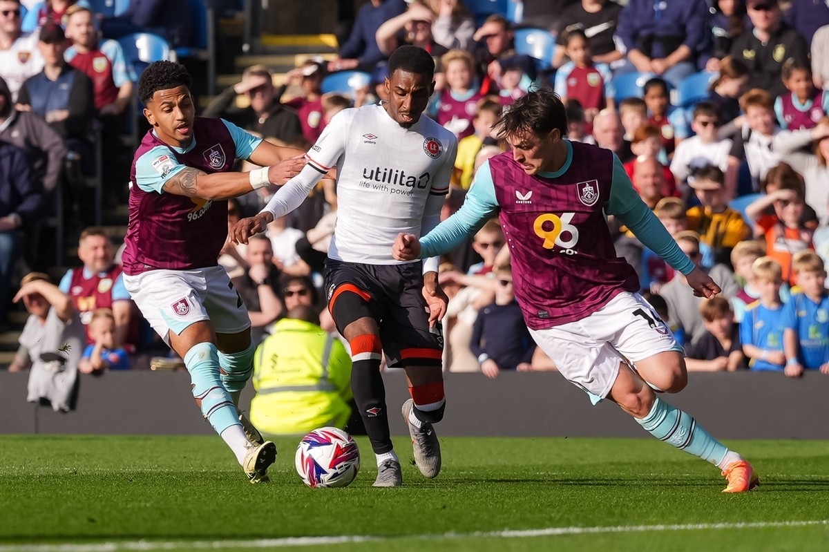 西布朗联主场落败,保级前景令人担忧 西布朗联主场落败,保级前景令人担忧