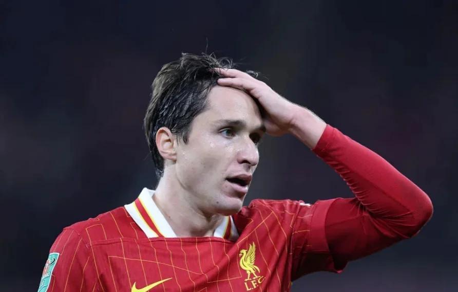 利物浦前锋因红牌停赛，遭遇困境