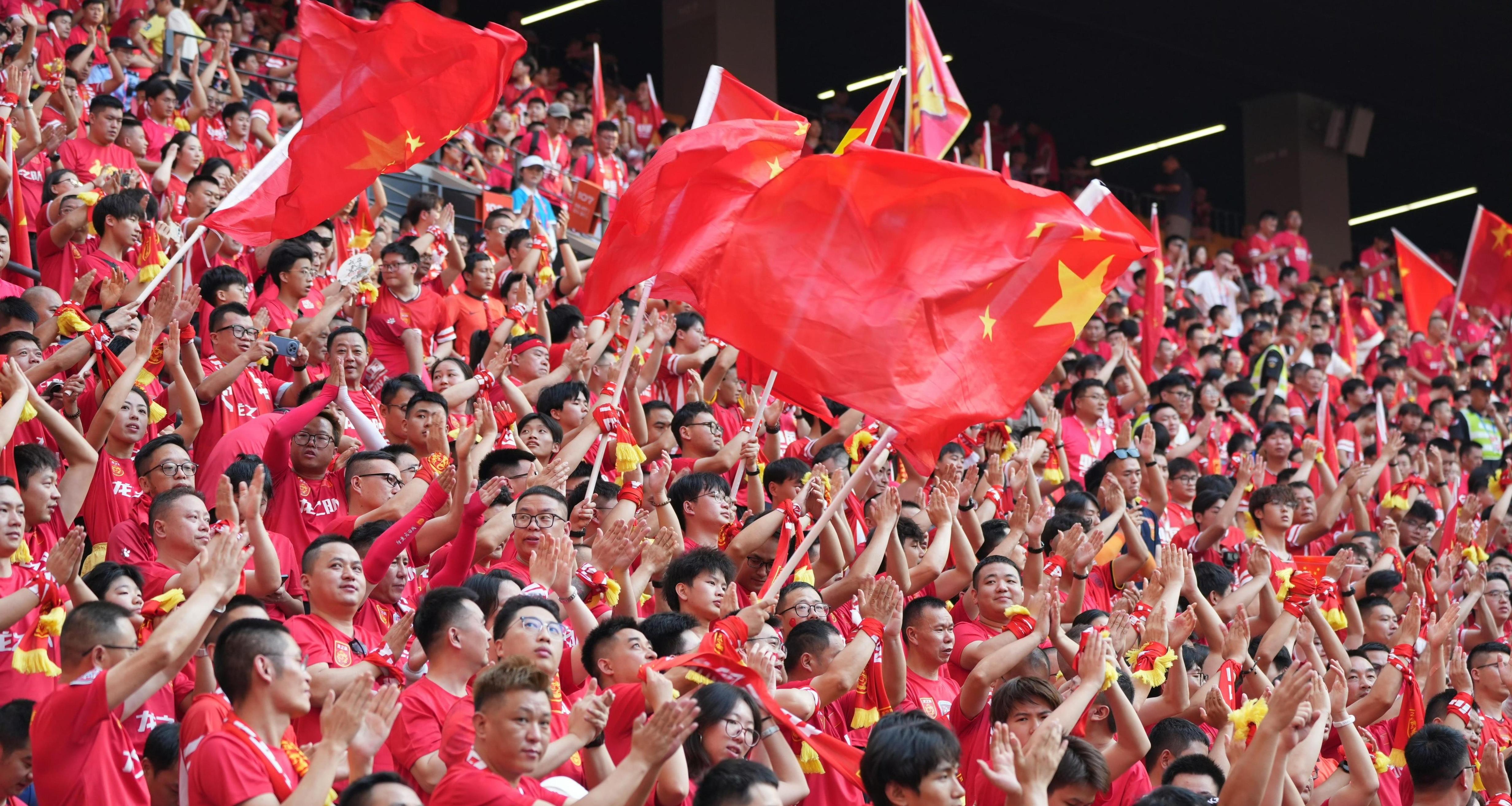 足球比赛迎来高潮，球迷狂热支持本土球队