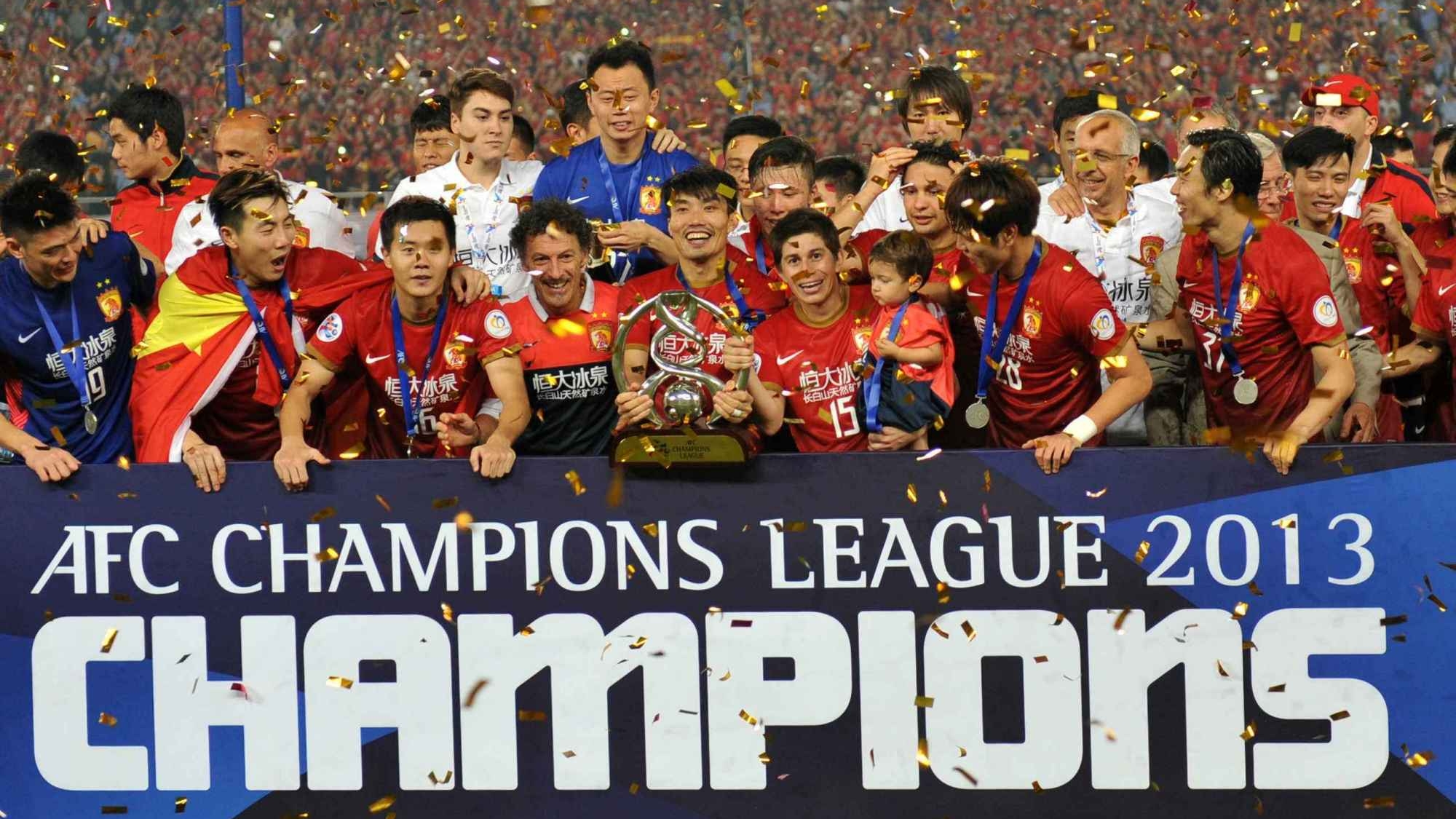 足球赛场惊险连连争夺榜首位置如火如荼