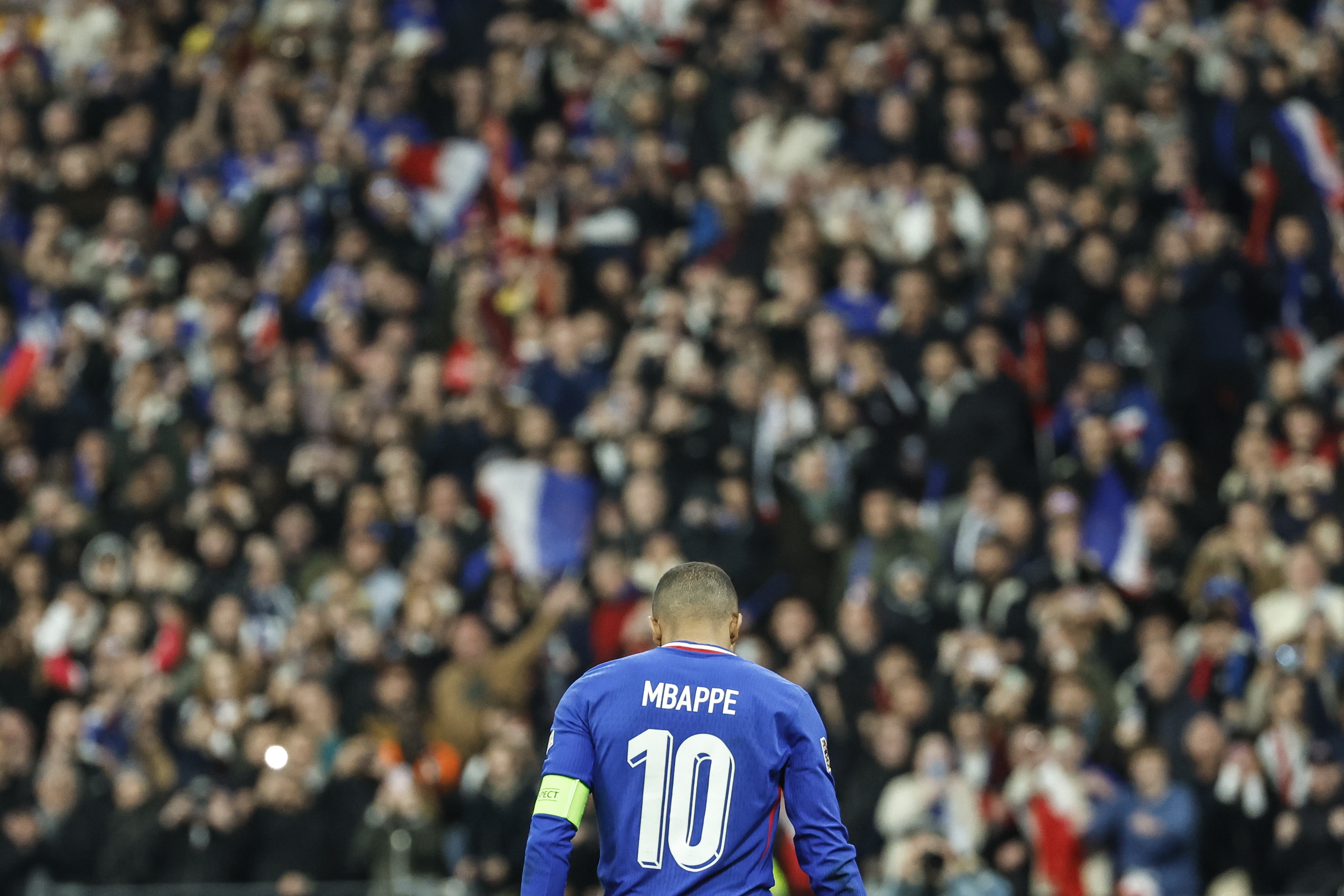 欧国杯强队遭遇逆转失利,晋级形势岌岌可危 欧国杯强队遭遇逆转失利,晋级形势岌岌可危