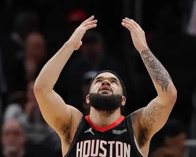 邦迪尼加盟阿雅克肖足球俱乐部引发球迷讨论