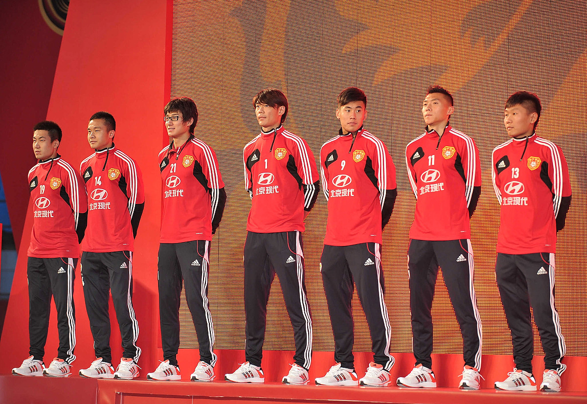 队伍们将在场上拼尽全力,争夺比赛的胜利 队伍们将在场上拼尽全力,争夺比赛的胜利