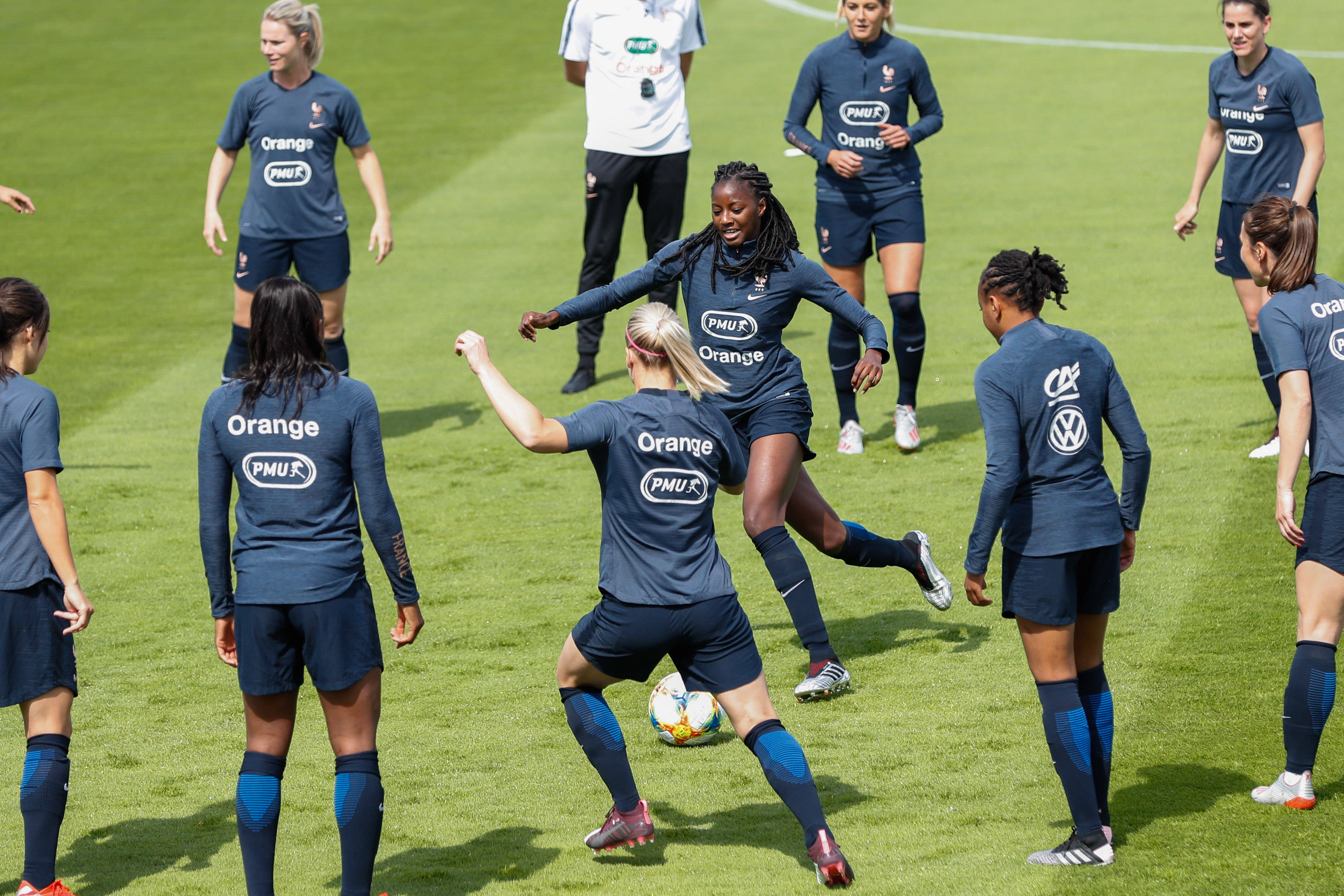 美国女足世界杯赛首轮比赛表现出色，力保小组头名