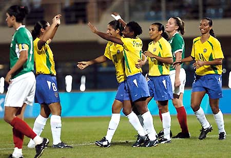 尼日利亚足球队实力雄厚,晋级四强 尼日利亚足球队实力雄厚,晋级四强