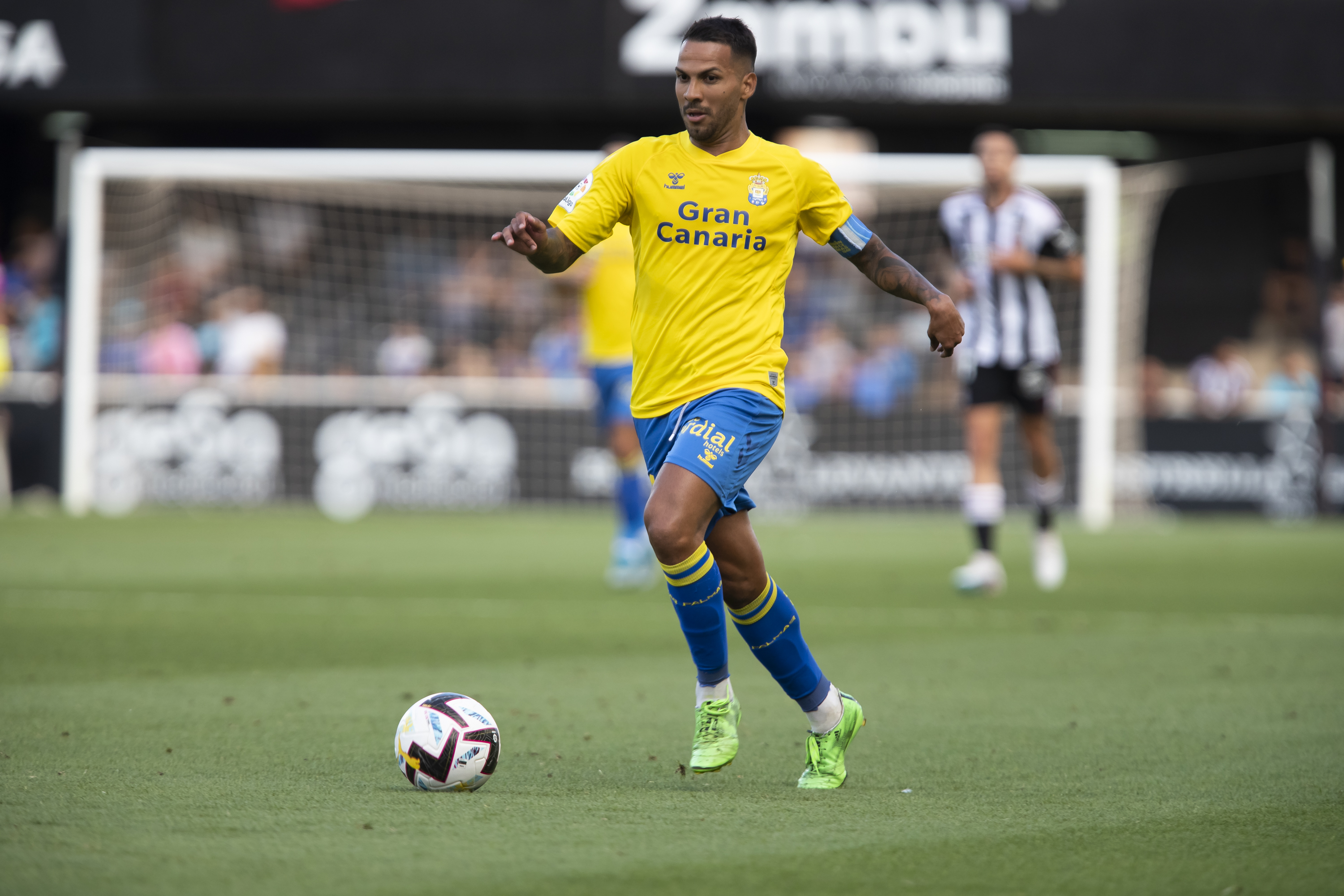 格拉纳达客场逆袭，西甲榜首守住领先优势