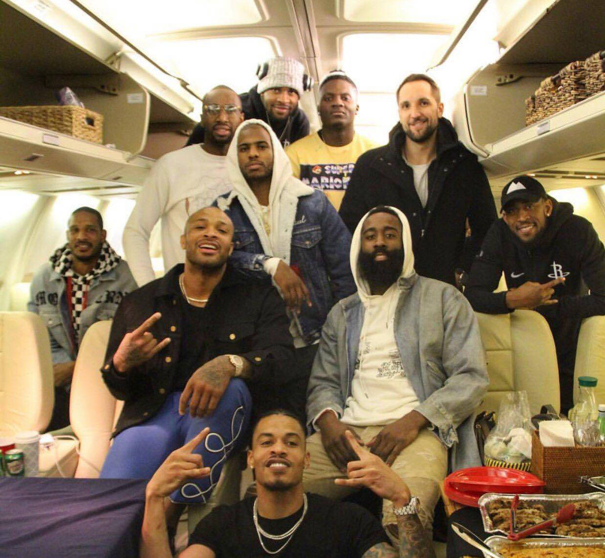 球员们互动默契,为全队增添动力 球员们互动默契,为全队增添动力