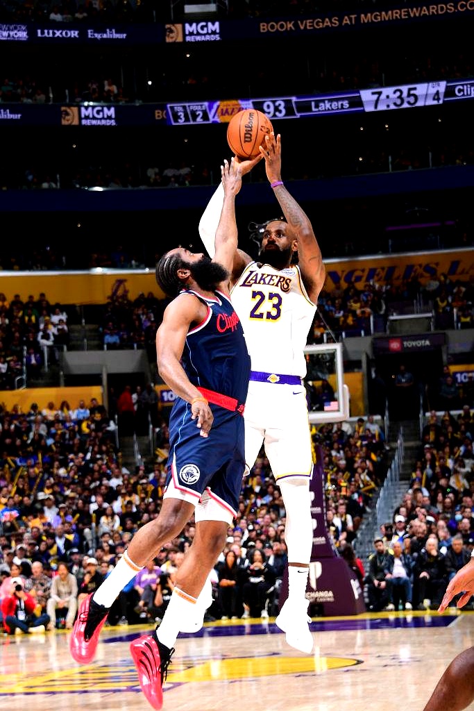 湖人队遭遇两连败,主帅施压球员 湖人队遭遇两连败,主帅施压球员