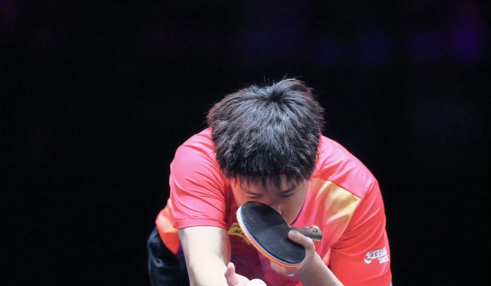 比赛激烈:全球各国选手展现拼搏精神 比赛激烈:全球各国选手展现拼搏精神