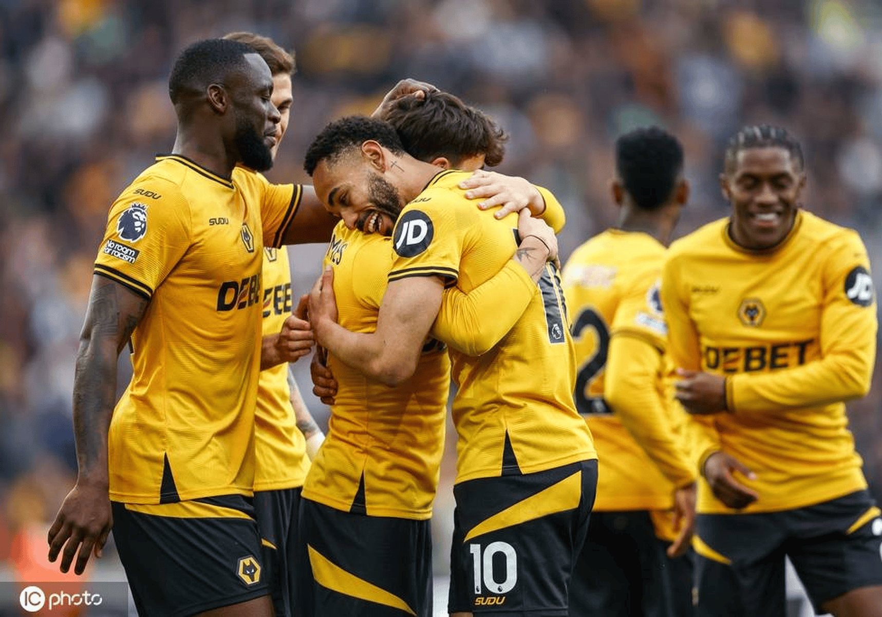 莱特城战胜狼队,拉开与第二名的差距 莱特城战胜狼队,拉开与第二名的差距