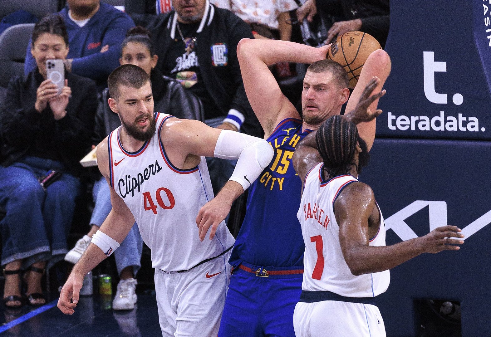 快船客场击败鹈鹕,继续排名西部前列 快船客场击败鹈鹕,继续排名西部前列